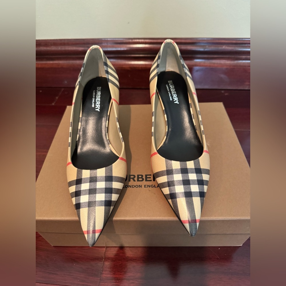 NIB- Burberry Aubri Pumps in Archive beige